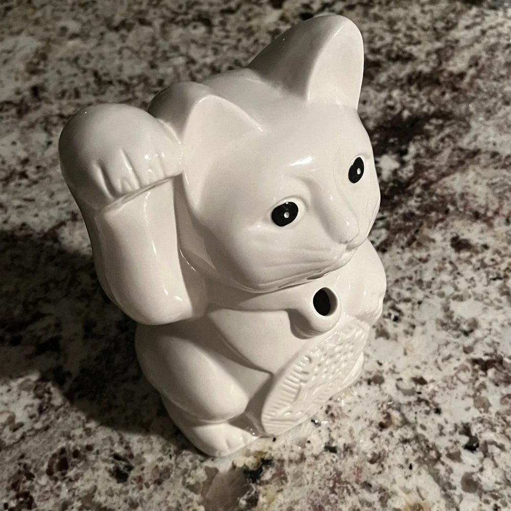 Elegant White Ceramic Maneki-Neko Cat